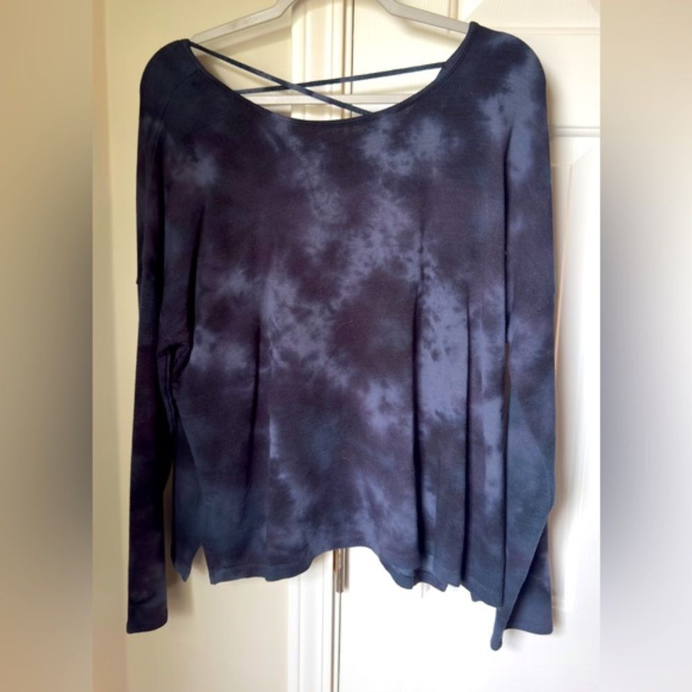 American Eagle criss cross tshirt